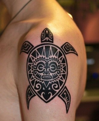  Tatouage maori, polynésien qui représente une tortue avec le tiki sur le haut du bras